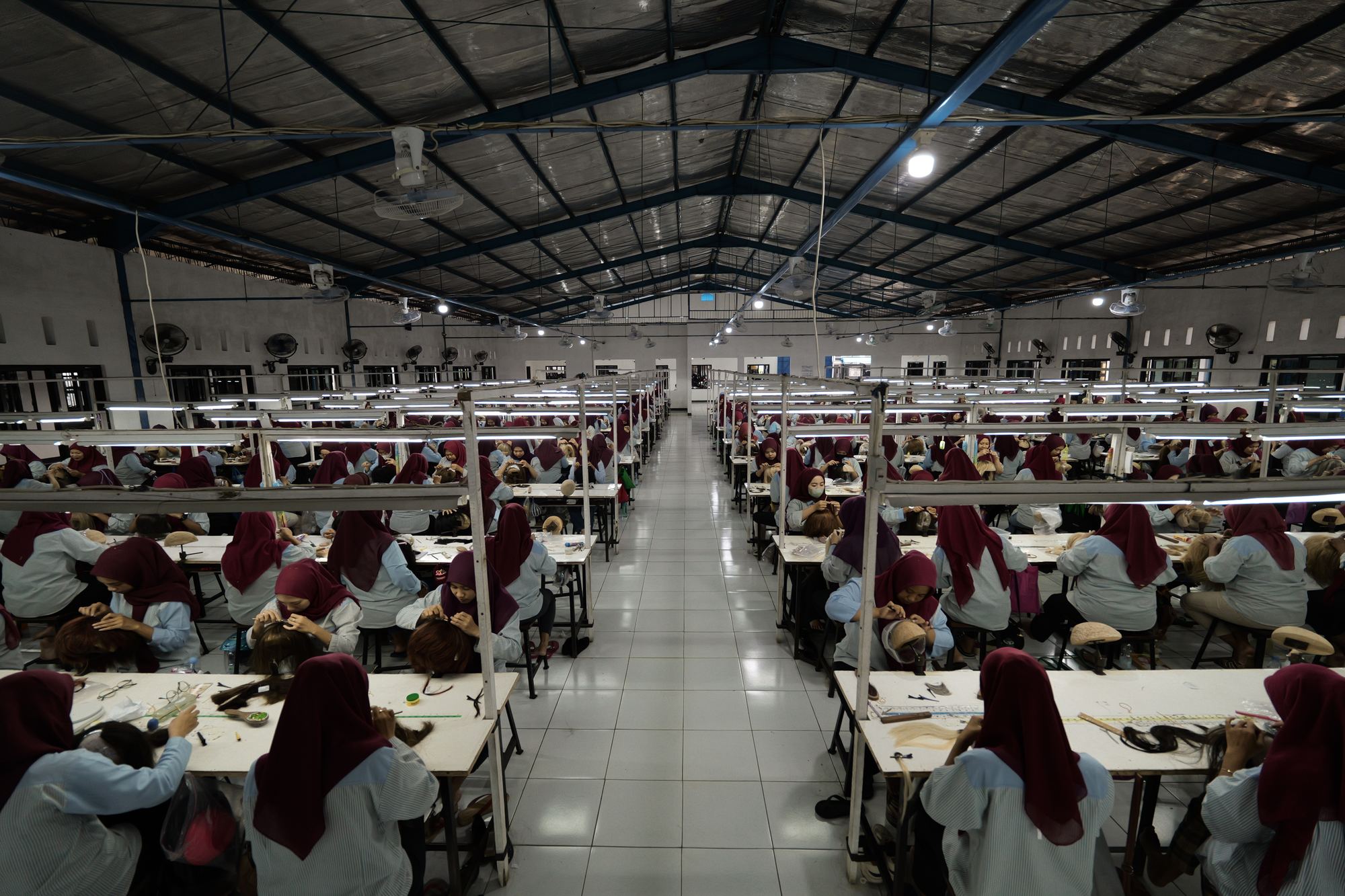 Production hall, hand-ventilation team at work stations