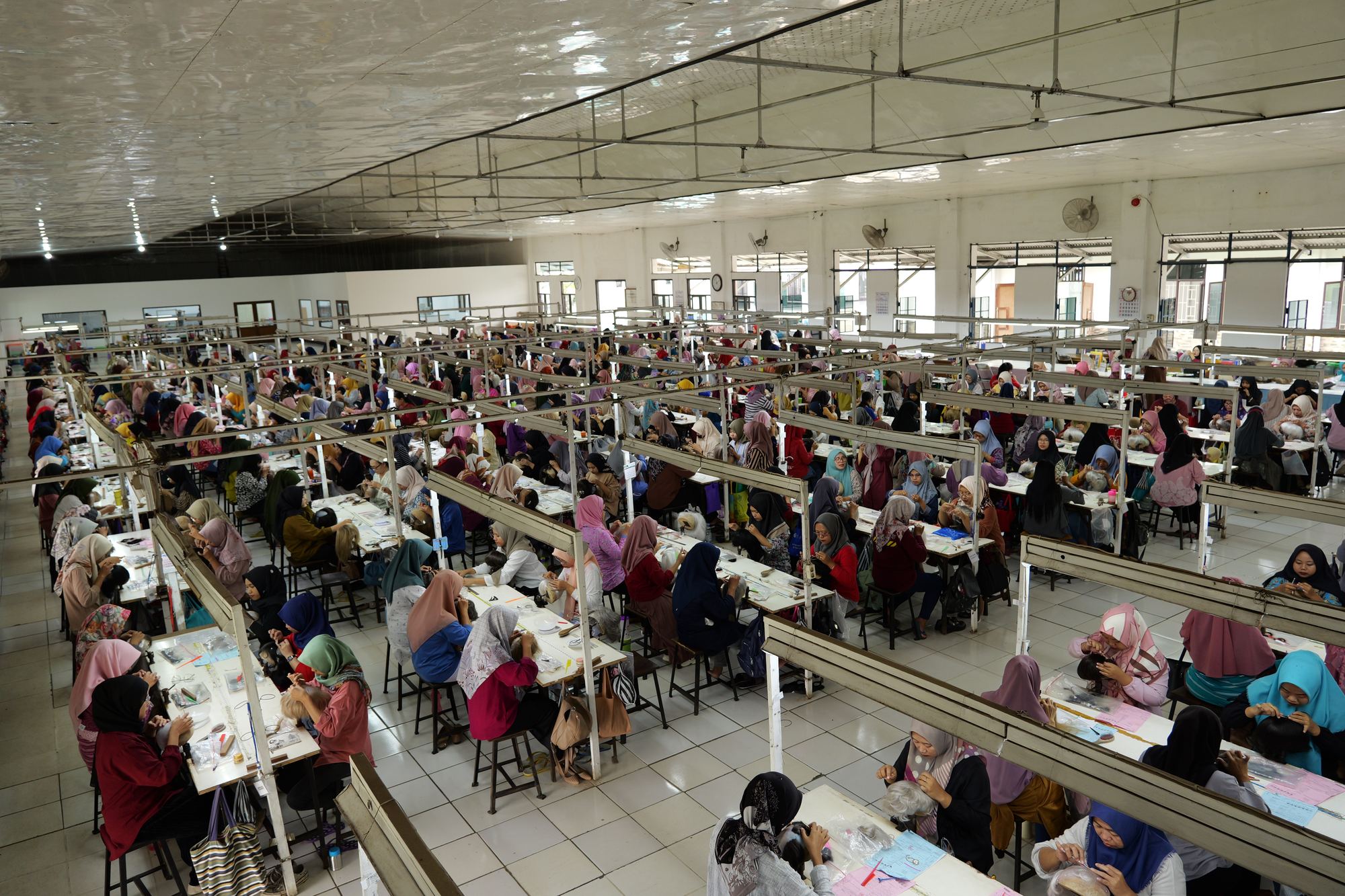 Production hall, hand-ventilation team at work